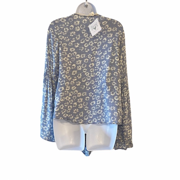 NWT Everly floral bell sleeve front tie blouse - Picture 3 of 9